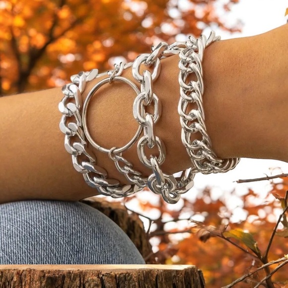 Exaggerated Geometric Circle Chain Bracelet. - Picture 2 of 5